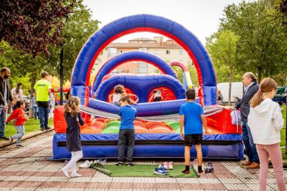Diversión para los niños en el parque de La Barriada