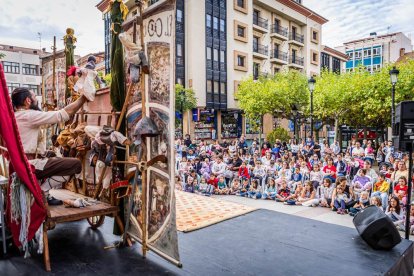 La obra fue seguida atentamente por multitud de niños