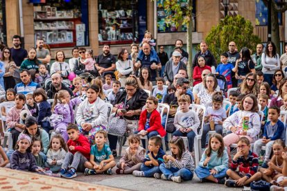 La obra fue seguida atentamente por multitud de niños