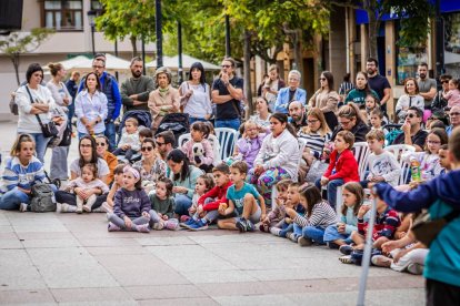 La obra fue seguida atentamente por multitud de niños