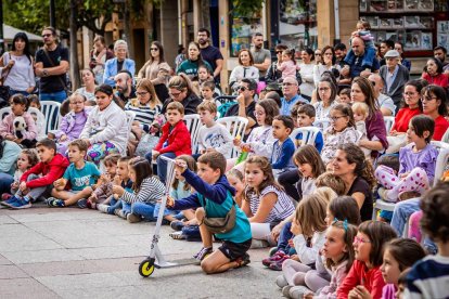 La obra fue seguida atentamente por multitud de niños