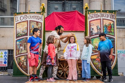 La obra fue seguida atentamente por multitud de niños