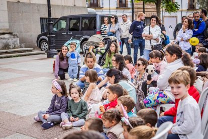 La obra fue seguida atentamente por multitud de niños