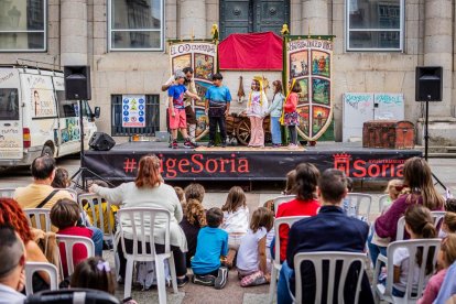 La obra fue seguida atentamente por multitud de niños
