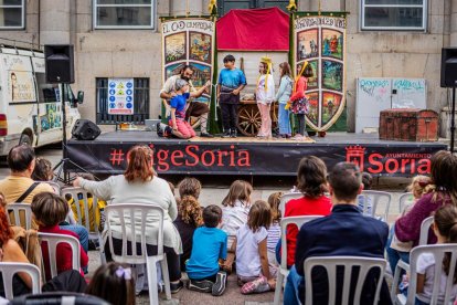 La obra fue seguida atentamente por multitud de niños