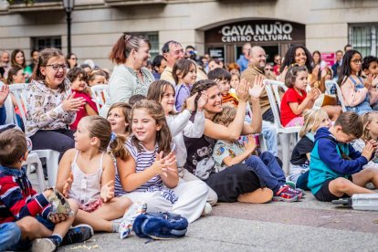 La obra fue seguida atentamente por multitud de niños