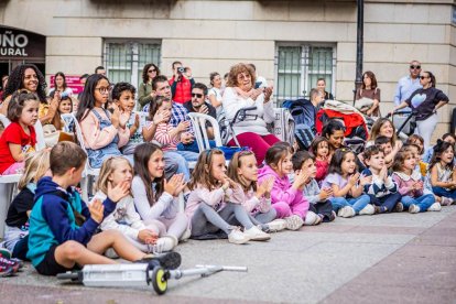 La obra fue seguida atentamente por multitud de niños