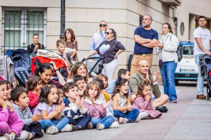La obra fue seguida atentamente por multitud de niños