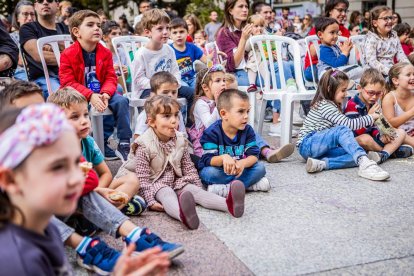 La obra fue seguida atentamente por multitud de niños