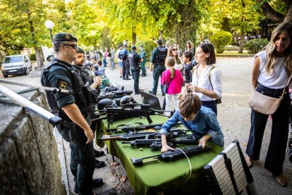 Los asistentes conocieron de primera mano el trabajo de la Benemerita