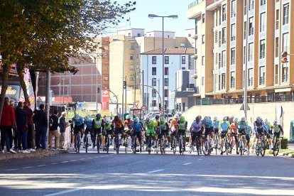 Ciclismo durante toda la mañana en la Avenida Constitución