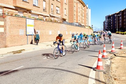 Ciclismo durante toda la mañana en la Avenida Constitución