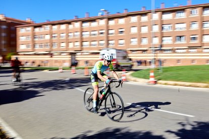 Ciclismo durante toda la mañana en la Avenida Constitución