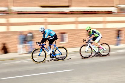 Ciclismo durante toda la mañana en la Avenida Constitución
