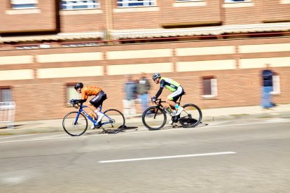 Ciclismo durante toda la mañana en la Avenida Constitución