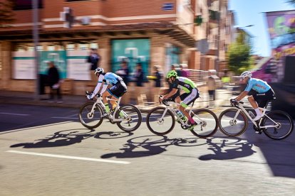Ciclismo durante toda la mañana en la Avenida Constitución
