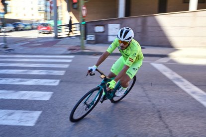 Ciclismo durante toda la mañana en la Avenida Constitución