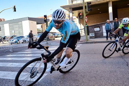 Ciclismo durante toda la mañana en la Avenida Constitución