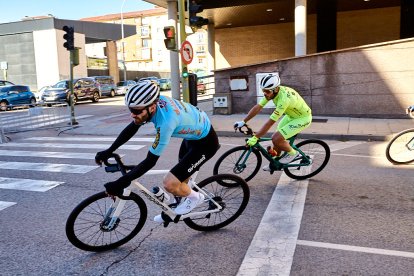 Ciclismo durante toda la mañana en la Avenida Constitución