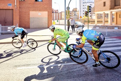 Ciclismo durante toda la mañana en la Avenida Constitución