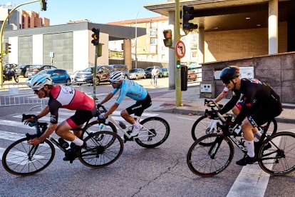 Ciclismo durante toda la mañana en la Avenida Constitución