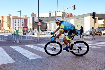 Ciclismo durante toda la mañana en la Avenida Constitución