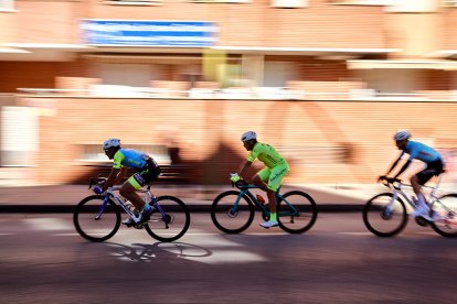 Ciclismo durante toda la mañana en la Avenida Constitución