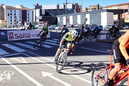 Ciclismo durante toda la mañana en la Avenida Constitución