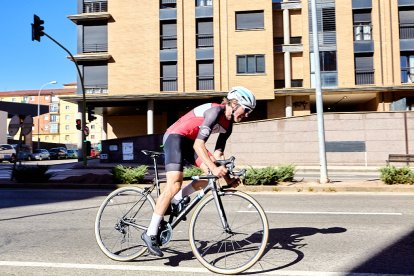 Ciclismo durante toda la mañana en la Avenida Constitución