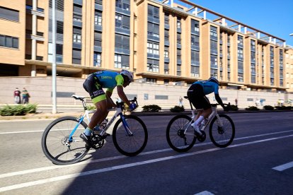 Ciclismo durante toda la mañana en la Avenida Constitución