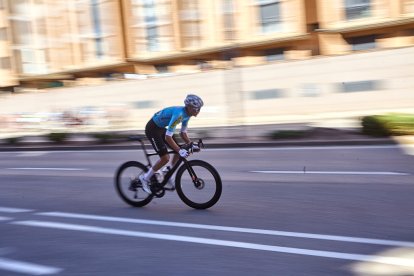 Ciclismo durante toda la mañana en la Avenida Constitución