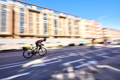 Ciclismo durante toda la mañana en la Avenida Constitución