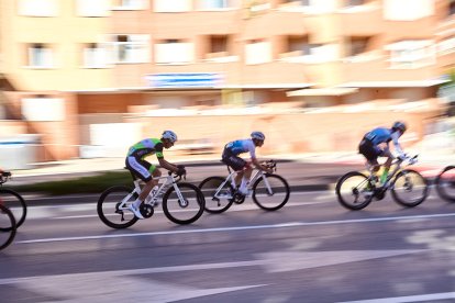 Ciclismo durante toda la mañana en la Avenida Constitución