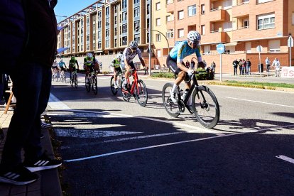Ciclismo durante toda la mañana en la Avenida Constitución