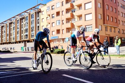 Ciclismo durante toda la mañana en la Avenida Constitución