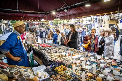 Talleres, demostraciones, teatro de calle y espectáculos animan la ciudad.