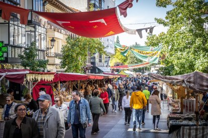 Talleres, demostraciones, teatro de calle y espectáculos animan la ciudad.
