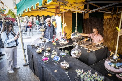 Talleres, demostraciones, teatro de calle y espectáculos animan la ciudad.