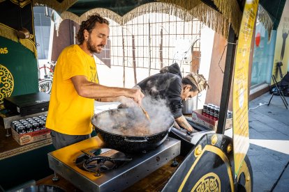 Talleres, demostraciones, teatro de calle y espectáculos animan la ciudad.