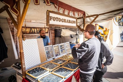 Talleres, demostraciones, teatro de calle y espectáculos animan la ciudad.