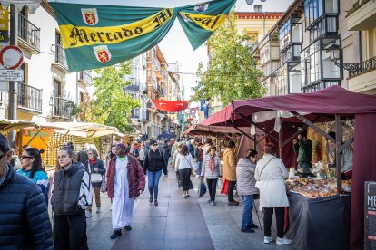 Talleres, demostraciones, teatro de calle y espectáculos animan la ciudad.