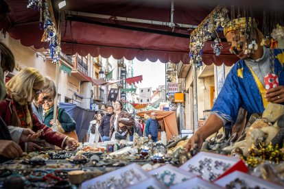 Talleres, demostraciones, teatro de calle y espectáculos animan la ciudad.