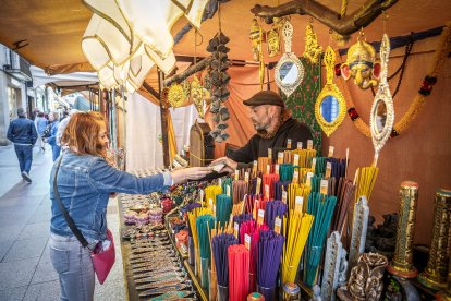 Talleres, demostraciones, teatro de calle y espectáculos animan la ciudad.