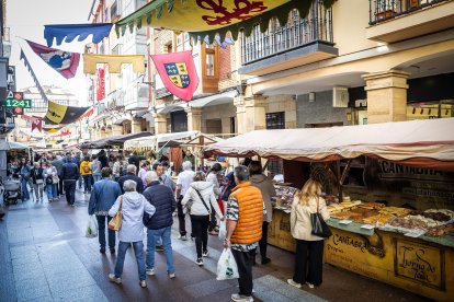 Talleres, demostraciones, teatro de calle y espectáculos animan la ciudad.