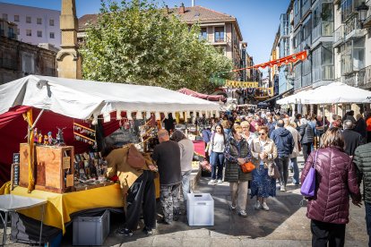 Talleres, demostraciones, teatro de calle y espectáculos animan la ciudad.