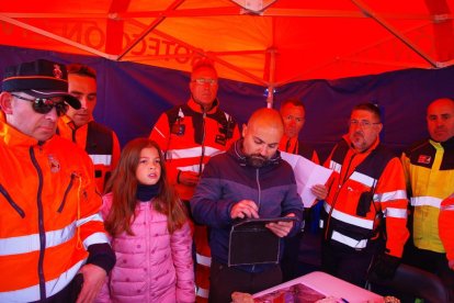 Participantes en el curso bajo una de las carpas habilitadas.