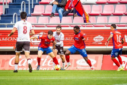 Contundente victoria de los rojillos para coger aire