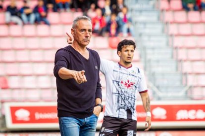 Contundente victoria de los rojillos para coger aire