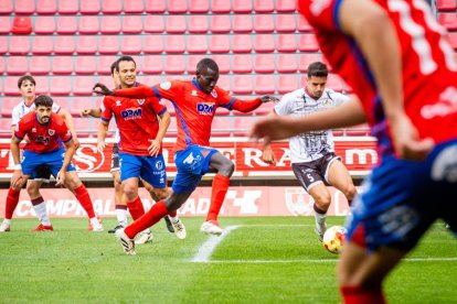 Contundente victoria de los rojillos para coger aire