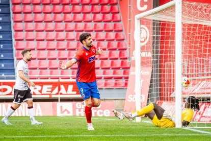 Contundente victoria de los rojillos para coger aire